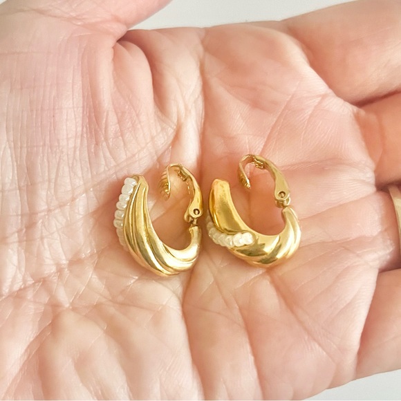 Vintage Trifari Snap Clip On Earrings Gold with Pearly Beads Midcentury - Picture 4 of 7